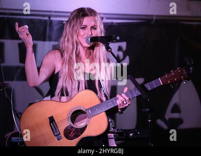 Lindsay Ell sul palco dell'evento "quando i maialini volano" di Natale 4 a Hendersonville Foto Stock