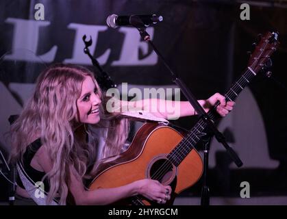 Lindsay Ell sul palco dell'evento "quando i maialini volano" di Natale 4 a Hendersonville Foto Stock