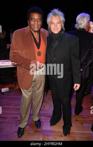 La leggenda del paese Charley Pride è morta sabato 12 dicembre 2020 a Dallas, Texas, di complicazioni da Covid-19 all'età di 86 anni. 27 ottobre 2013 Nashville, Tn. Cerimonia del Medallion di Charley Pride e Marty Stuart che si tiene nel CMA Theatre presso la Country Music Hall of Fame Foto Stock