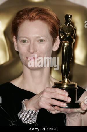 Tilda Swinton con il premio per attrice in un ruolo di supporto ricevuto per Michael Clayton in occasione degli ottanta Oscar (Academy Awards) al Kodak Theatre di Los Angeles. Foto Stock