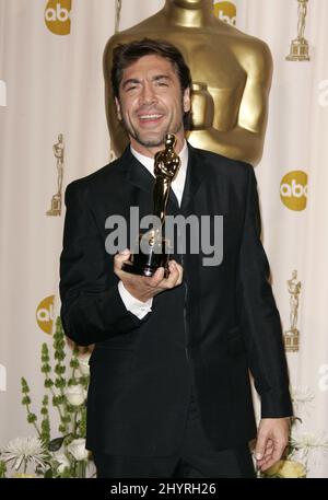 Javier Bardem con il premio per il miglior attore di supporto ricevuto per No Country for Old Men agli ottanta Oscar (Academy Awards) al Kodak Theatre di Los Angeles. Foto Stock