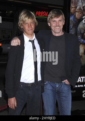 Rick Schroder e il figlio Luke partecipano alla prima mondiale di Leatherheads tenutasi al Grauman's Chinese Theatre di Hollywood Foto Stock