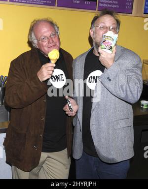 Ben Cohen e Jerry Greenfield di ben & Jerry's si uniscono ALLA ONE Campaign con ben & Jerry's per combattere la povertà globale che si tiene al ben & Jerry's Burbank Scoop Shop in California. Foto Stock