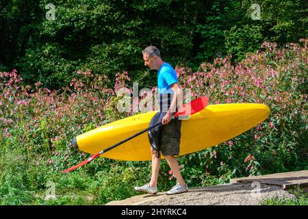 Gita in barca su un fiume - aggirando gli ostacoli Foto Stock