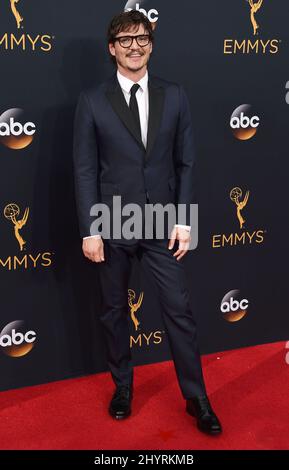 18 settembre 2016 Los Angeles, CA Pedro Pascal in arrivo al Primetime Emmy Awards 68th tenuto al Microsoft Theatre Foto Stock