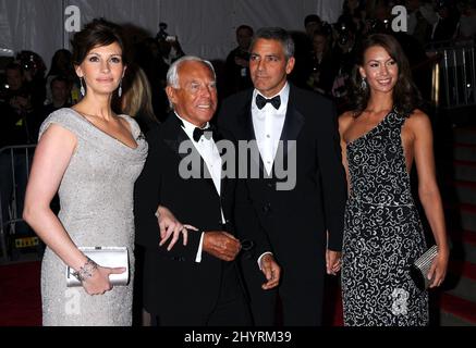 Julia Roberts e Giorgio Armani con George Clooney e Sarah Larson arrivano al Gala del Costume Institute che si tiene al Metropolitan Museum di New York City. Foto Stock