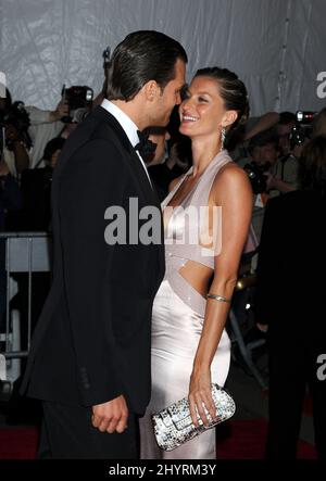 Gisele Bundchen e Tom Brady arrivano al Costume Institute Gala tenutosi al Metropolitan Museum di New York City. Foto Stock