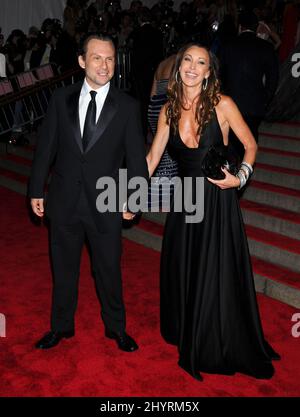 Christian Slater e Tamara Mellon arrivano al Gala del Costume Institute che si tiene al Metropolitan Museum di New York. Foto Stock