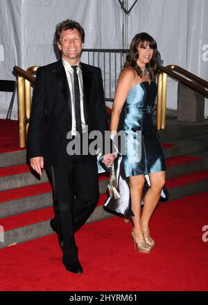 Jon Bon Jovi e la moglie Dorothea Hurley arrivano al Gala del Costume Institute tenuto al Metropolitan Museum di New York City. Foto Stock