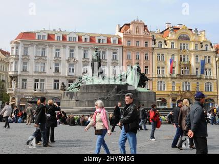 Il monumento commemorativo di Jan Hus si trova ad un'estremità della Piazza della Città Vecchia. L'enorme monumento raffigura i vittoriosi guerrieri Hussite e i protestanti che furono costretti all'esilio 200 anni dopo Hus e una giovane madre che simboleggia la rinascita nazionale. Foto Stock