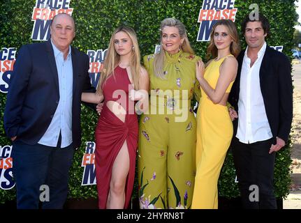 Ken Rickel, Mariella Ricke, Nancy Davis, Isabella Rickel e Brandon Davis in arrivo alla gara annuale di cancellazione 28th MS: Drive-in Gala al Rose Bowl il 04 giugno 2021 a Pasadena, CA. Foto Stock