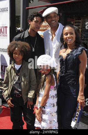 Trey Smith, Will Smith, Jada Pinkett Smith, Jaden Smith e Willow Smith arriva alla prima mondiale di "Kit Kittredge: An American Girl" che si tiene al Grove Theatre di Los Angeles. Foto Stock