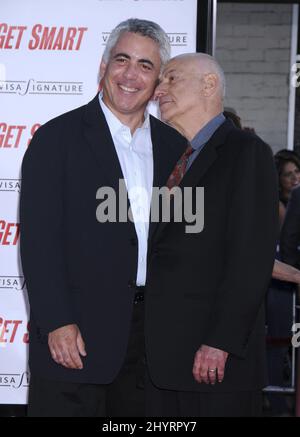 Adam Arkin e Alan Arkin frequentano 'Get Smart' World Premiere, che si tiene al Mann Village Theatre. Foto Stock