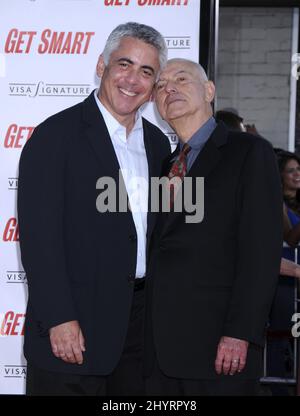 Adam Arkin e Alan Arkin frequentano 'Get Smart' World Premiere, che si tiene al Mann Village Theatre. Foto Stock