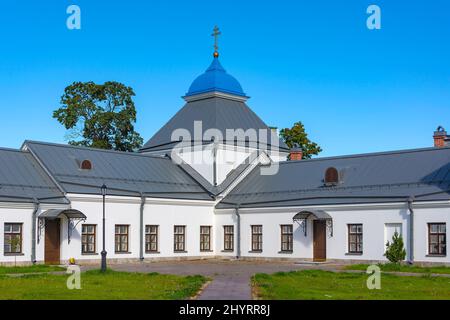 Isola di Konevets, la parte interna della piazza del monastero e la chiesa in nome di Sant'Arsenio, recentemente restaurato Foto Stock