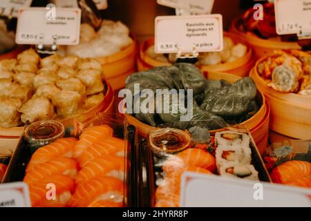 Street food. Ravioli, gnocchi, sushi, ristorante di cucina tailandese a parigi, gnocchi asiatici Foto Stock