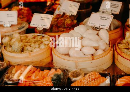 Street food. Ravioli, gnocchi, sushi, ristorante di cucina tailandese a parigi, gnocchi asiatici Foto Stock