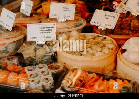 Street food. Ravioli, gnocchi, sushi, ristorante di cucina tailandese a parigi, gnocchi asiatici Foto Stock