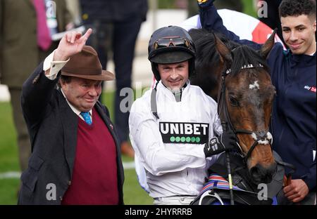 Il jockey Nico de Boinville e il Trainer Nicky Henderson celebrano la vittoria dello Sky Bet Supreme Novices' Hurdle con Constitution Hill durante il giorno uno del Cheltenham Festival all'ippodromo di Cheltenham. Data foto: Martedì 15 marzo 2022. Foto Stock