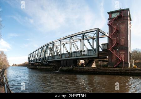 Intorno al Regno Unito - Una gita di un giorno a Worsley, Greater Manchester, Regno Unito dopo l'ascesa del canale Bridgewater - Barton Swing Aqueduct & Control Tower Foto Stock