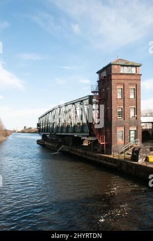 Intorno al Regno Unito - Una gita di un giorno a Worsley, Greater Manchester, Regno Unito dopo l'ascesa del canale Bridgewater - Barton Swing Aqueduct & Control Tower Foto Stock