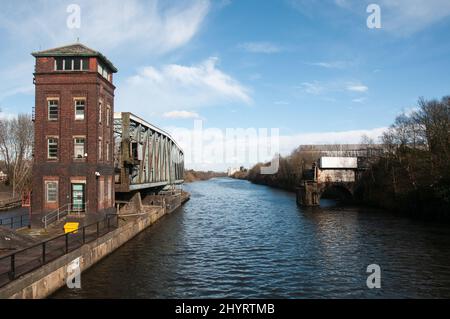 Intorno al Regno Unito - Una gita di un giorno a Worsley, Greater Manchester, Regno Unito dopo l'ascesa del canale Bridgewater - Barton Swing Aqueduct & Control Tower Foto Stock