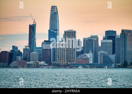 San Francisco, California. Tramonto panoramico vista della skyline del centro. Foto Stock