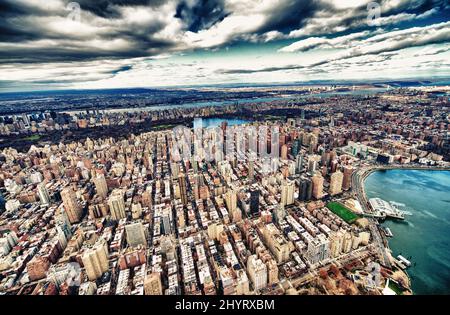 Ampio angolo di veduta aerea del centro cittadino di Manhattan e Central Park da elicottero, New York City. Foto Stock