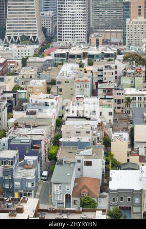 Vista aerea di San Francisco strada ripida e lo skyline. Foto Stock