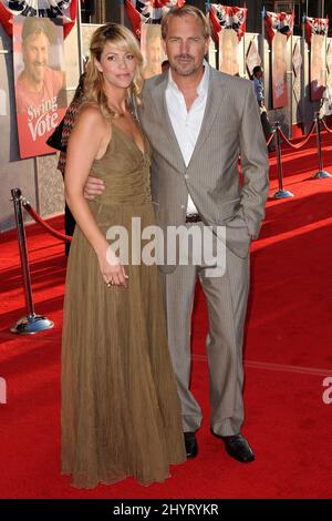 Kevin Costner e Christine Baumgartner partecipano alla prima mondiale del "voto di swing" al Teatro El Capitan di Hollywood. Foto Stock