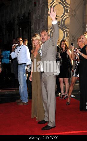 Kevin Costner e Christine Baumgartner partecipano alla prima mondiale del "voto di swing" al Teatro El Capitan di Hollywood. Foto Stock