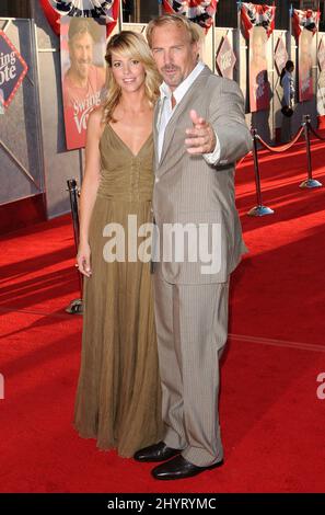 Kevin Costner e Christine Baumgartner partecipano alla prima mondiale del "voto di swing" al Teatro El Capitan di Hollywood. Foto Stock