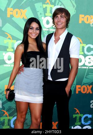 Vanessa Anne Hudgens e Zac Efron partecipano ai Teen Choice Awards 2008 Arrivi all'anfiteatro Gibson all'Universal City Walk, California. Foto Stock