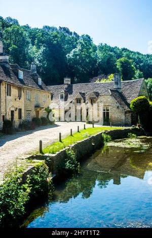 Si dice che sia uno dei villaggi più belli d'Inghilterra, molti film sono stati realizzati qui. Foto Stock