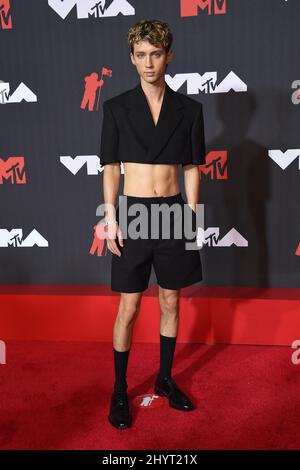 Troye Sivan ai 2021 MTV Video Music Awards tenutisi al Barclays Center il 12 settembre 2021 a Brooklyn, NY Foto Stock