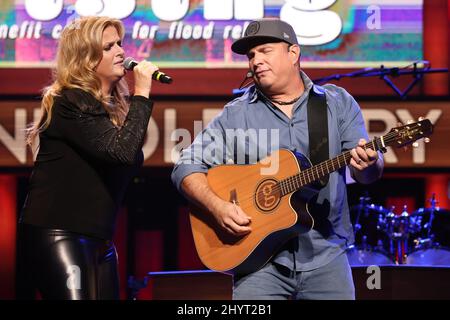 Trisha Yearwood e Garth Brooks si esibiscono sul palco presso Loretta Lynn's Friends: Hometown Rising Benefit Concerto con i proventi che hanno beneficiato della United Way of Humphreys County il 13 settembre 2021 a Nashville, Tennessee. Foto Stock