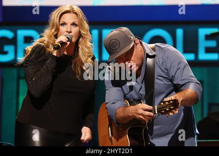 Trisha Yearwood e Garth Brooks si esibiscono sul palco presso Loretta Lynn's Friends: Hometown Rising Benefit Concerto con i proventi che hanno beneficiato della United Way of Humphreys County il 13 settembre 2021 a Nashville, Tennessee. Foto Stock