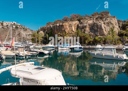 Vista sul bellissimo porto 'la Herradura'. Bella zona baia situata nella provincia di Granada. Yacht di lusso ormeggiati. Giornata invernale soleggiata. Immobiliare di lusso. Foto Stock