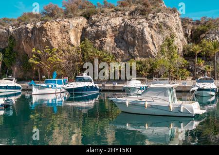 Vista sul bellissimo porto 'la Herradura'. Bella zona baia situata nella provincia di Granada. Yacht di lusso ormeggiati. Giornata invernale soleggiata. Immobiliare di lusso. Foto Stock