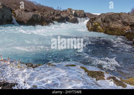 Primo piano di una riva congelata di un torrente in Islanda Foto Stock