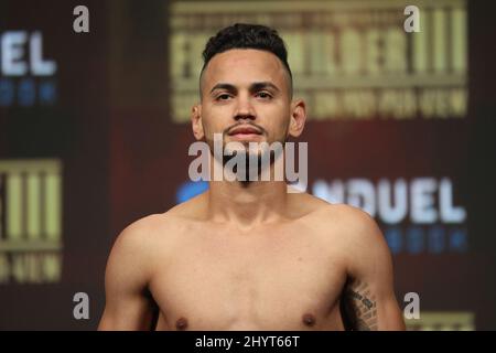 Robeisy Ramirez sul palco durante il pesato per il Tyson Fury vs Deontay Wilder III World Heavyweight Championship Fight alla MGM Grand Garden Arena il 8 ottobre 2021 a Las Vegas, NV. Foto Stock