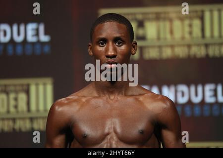 Bruce Carrington è sul palco durante il pesato per la Tyson Fury vs Deontay Wilder III World Heavyweight Championship il 8 ottobre 2021 alla MGM Grand Garden Arena a Las Vegas, Nevada. Foto Stock