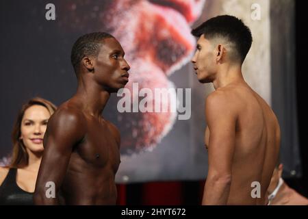 Bruce Carrington, Cesar Cantu sul palco durante il pesato per il Tyson Fury vs Deontay Wilder III World Heavyweight Championship Fight alla MGM Grand Garden Arena il 8 ottobre 2021 a Las Vegas, NV. Foto Stock