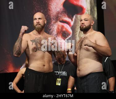 Robert Helenius, Adam Kownacki sul palco durante il pesato per il Tyson Fury vs Deontay Wilder III World Heavyweight Championship Fight alla MGM Grand Garden Arena il 8 ottobre 2021 a Las Vegas, NV. Foto Stock