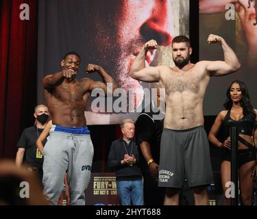 Jared Anderson, Vladimir Tereshkin sul palco durante il pesato per il Tyson Fury vs Deontay Wilder III World Heavyweight Championship Fight alla MGM Grand Garden Arena il 8 ottobre 2021 a Las Vegas, NV. Foto Stock