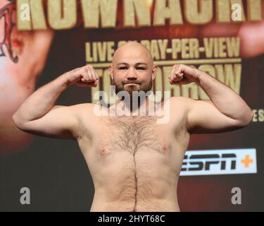 Adam Kownacki sul palco durante il pesato per il Tyson Fury vs Deontay Wilder III World Heavyweight Championship Fight alla MGM Grand Garden Arena il 8 ottobre 2021 a Las Vegas, NV. Foto Stock