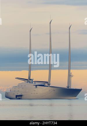 Capodistria, Slovenia - 10 dicembre 2021: Mega yacht White Pearl di proprietà del miliardario russo nel mare adriatico vicino a Capodistria, Slovenia Foto Stock