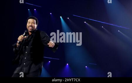 Lionel Richie si esibisce dal vivo per il concerto Symphonica in Rosso tenuto allo stadio Gelredome di Arnhem, nei Paesi Bassi. Foto Stock