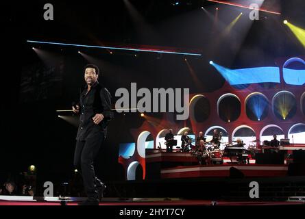 Lionel Richie si esibisce dal vivo per il concerto Symphonica in Rosso tenuto allo stadio Gelredome di Arnhem, nei Paesi Bassi. Foto Stock