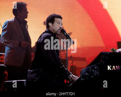 Lionel Richie si esibisce dal vivo per il concerto Symphonica in Rosso tenuto allo stadio Gelredome di Arnhem, nei Paesi Bassi. Foto Stock